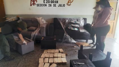 El juego de living transportado en la camioneta, desarmado por los gendarmes, con los ladrillos de cocaína extraídos de los compartimentos internos