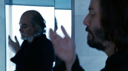 El juego de los reflejos: Neo frente al espejo y una incógnita