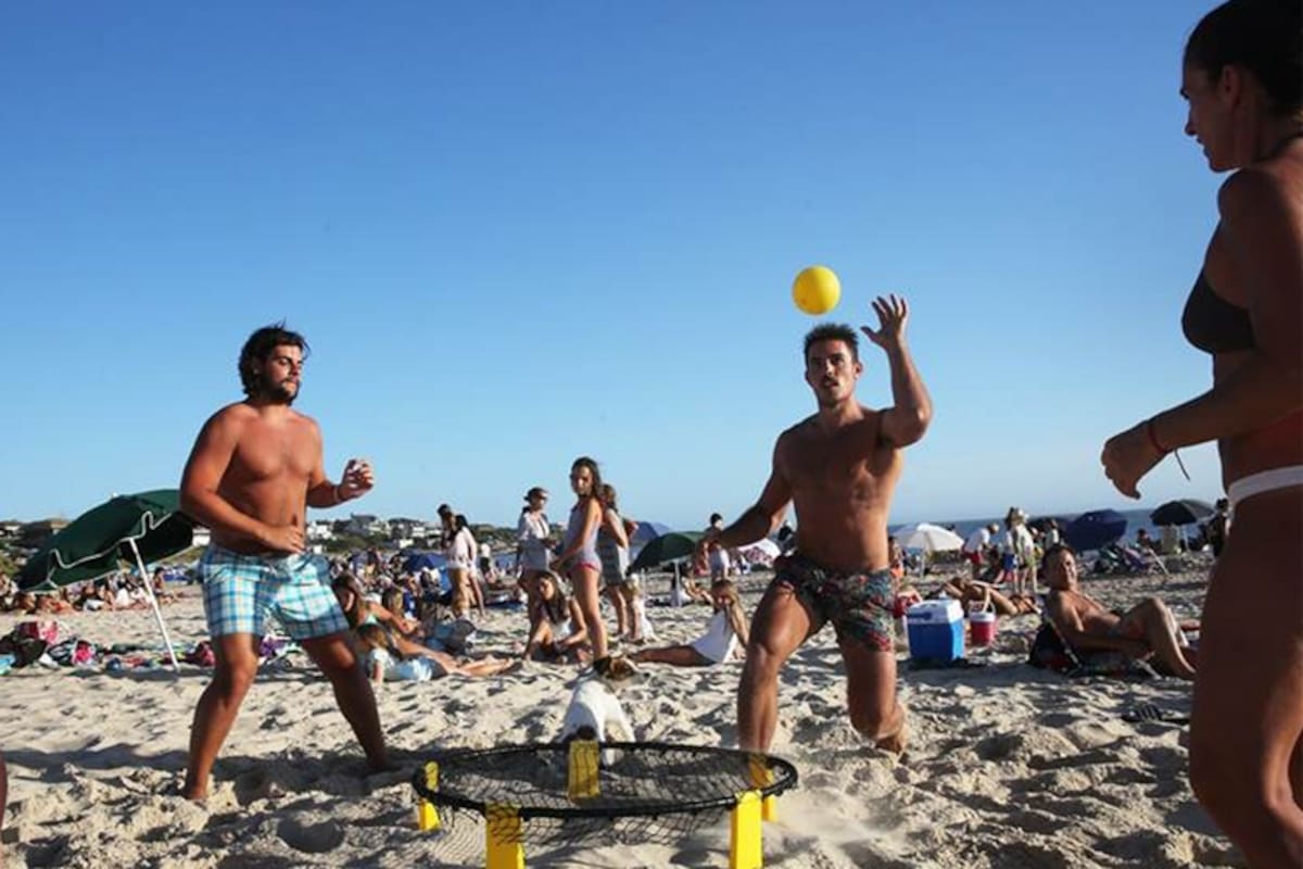 El juego de moda en las playas del este se llama Spikeball y lo juegan grandes y chicos
