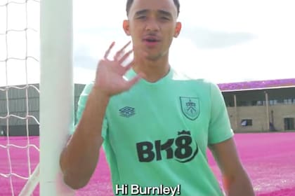 El juego de palabras fue la clave para el video del Burnley con una escena de Barbie