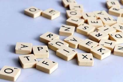 El juego de Scrabble tiene 100 fichas con letras. Cada letra tiene una puntuación diferente. Las letras que aparecen con más frecuencia tienen menos valor que las más difíciles de usar.