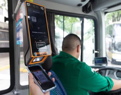 El jueves algunas unidades de la línea 44 de colectivos empezarán a brindar el servicio de multipago