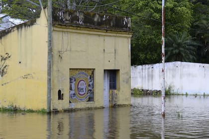 El jueves, la escala de Isla del Cerrito marcó 8,03 metros y su intendente describió al pueblo como rodeado de agua