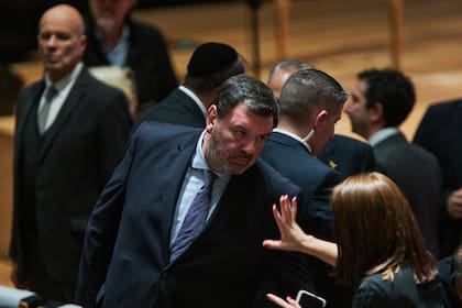 El juez Ariel Lijo en el acto de conmemoración anual del Día del Holocausto y el Heroísmo en el CCK. Saludó a Marcelo Mindlin, presidente de la DAIA y de los grupos empresariales Pampa Energía y Grupo Emes entre otras autoridades presentes. Esa noche habló el presidente Javier Milei cuyo gobierno postula a Lijo para integrar la Corte Suprema de Justicia.