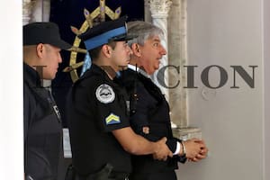 El juez Bento sale esposado de una dependencia policial, en Mendoza, en 2023