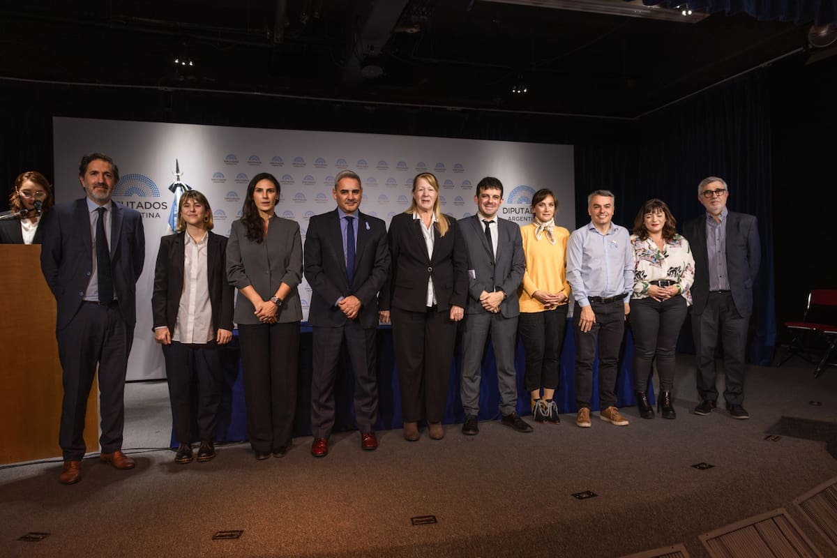 El juez Casanello (izquierda) junto a legisladores y promotores del proyecto de ley