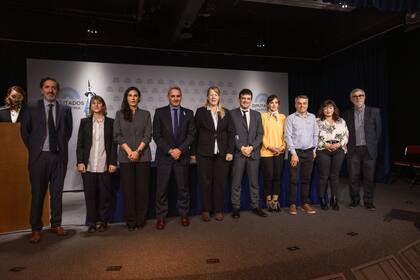 El juez Casanello (izquierda) junto a legisladores y promotores del proyecto de ley