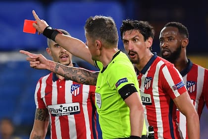El juez Daniele Orsato le mostró la tarjeta roja directa a Stefan Savic, por un codazo a un rival en un córner.