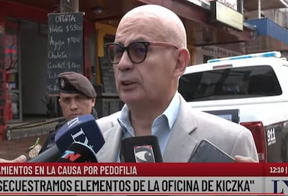 El juez de instrucción N°4 de Apóstoles, Miguel Ángel Faría, dialoga con LN+ y otros medios a la salida del allanamiento. Fue la primera vez que habló con la prensa. "La gente puede estar tranquila porque se están haciendo las cosas bien, con total transparencia", señaló.