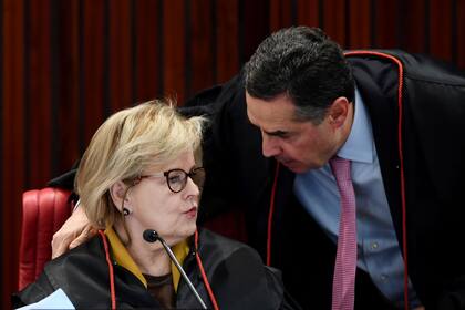 El juez del Tribunal Superior Electoral, Luis Roberto Barroso, dialoga con la presidenta del TSE, Rosa Weber, durante el juicio