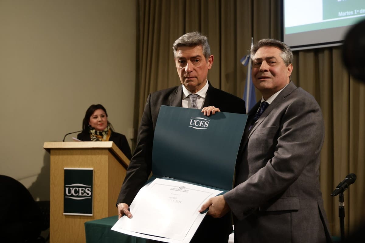 El juez de la Corte Suprema, Horacio Rosatti recibe un el premio "Justicia 2024" en la UCES