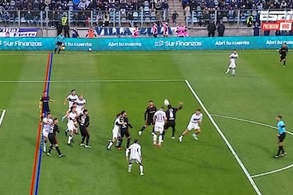 El juez de línea sanciona la correcta posición adelantada de Mazzantti en la jugada que finalizaba en el gol de Loyola para Independiente