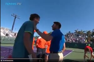 El juez de silla frena a Medvedev, que quería ir sobre Tsitsipas, agachado