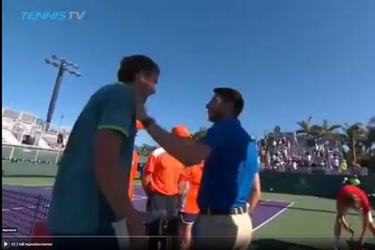 El juez de silla frena a Medvedev, que quería ir sobre Tsitsipas, agachado