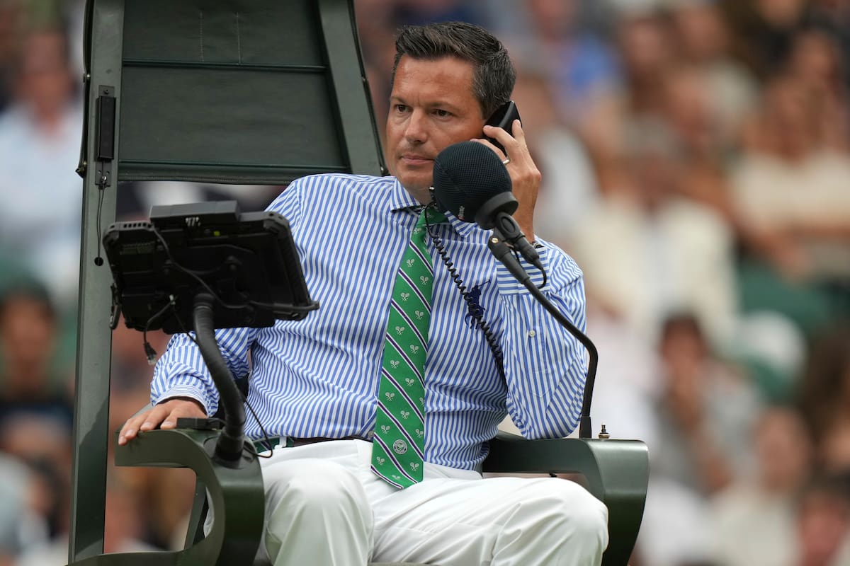 El juez de silla Nico Helwerth hace una llamada para revisar una jugada durante el partido entre la rusa Anastasia Pavlyuchenkova y la británica Sonay Kartal; los errores tecnológicos provocan controversia en Wimbledon.