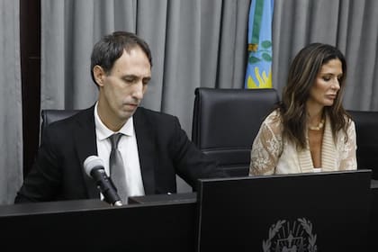 El juez del Tribunal Oral en lo Criminal N°3 de San Isidro, Maximiliano Savarino, junto a Julieta Makintach en una audiencia en el debate por la muerte de Diego Maradona