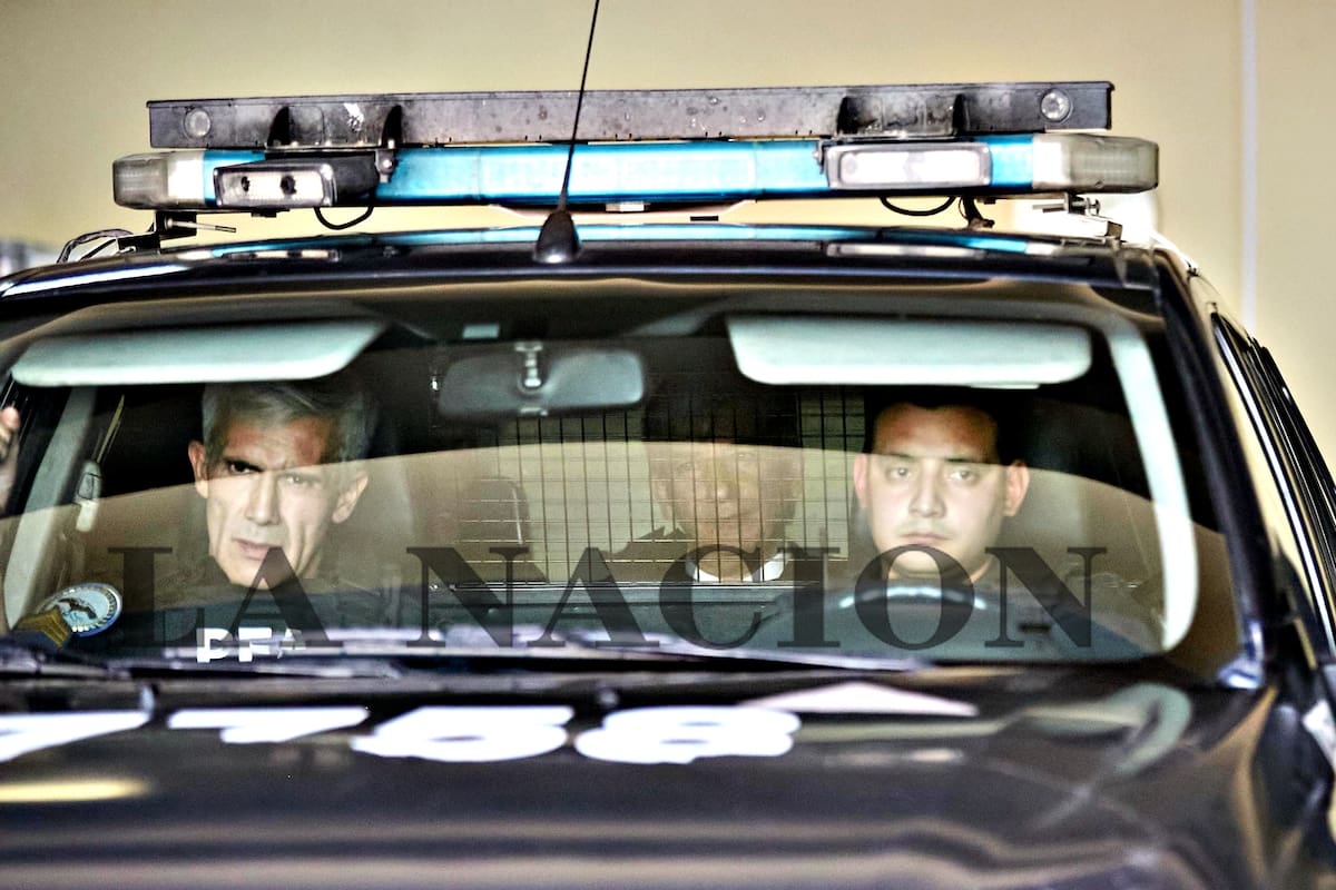 El juez destituido Walter Bento sale detenido de los tribunales federales de Mendoza