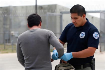 El juez determinó que el ICE violó el debido proceso durante la detención del migrante latino