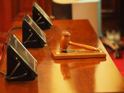El juez emitió su fallo casi tres horas después de haber dado inicio la audiencia