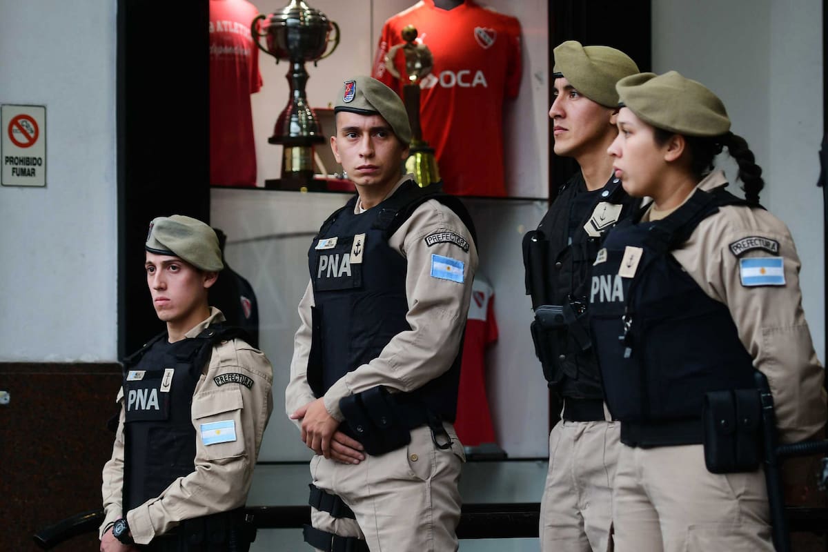 El juez federal Armella ordenó operativos en esas sedes en busca de documentos de pases de jugadores y contrataciones