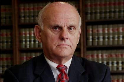 El juez federal John Coughenour bloqueó la orden ejecutiva a nivel nacional en febrero, lo que impidió su entrada en vigencia antes de que el gobierno definiera cómo aplicarla