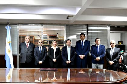El juez Javier Esteban De La Fuente, el Presidente de la Cámara Federal de Comodoro Rivadavia Javier Leal de Ibarra, los senadores nacionales Daniel Pablo Bensusán y José María Torello, las diputadas Anahí Costa y Ana Clara Romero, y, el abogado Enrique Barrau,