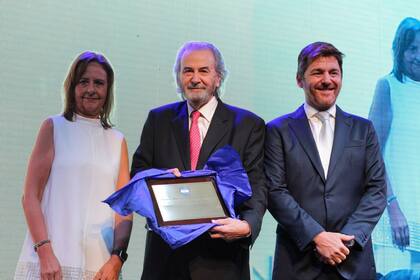 El juez Juan Carlos Maqueda con el presidente de la Asociación de Magistrados, Andrés Basso, y la vicepresidenta, María Elena López, que le entregaron un reconocimiento