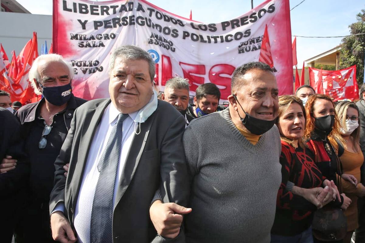 El juez Juan Ramos Padilla junto a Luis D'Elía, dos de los exponentes de la marcha