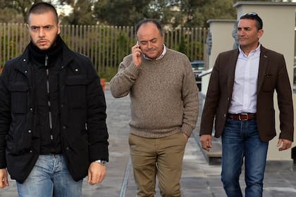 El juez Nicola Gratteri, durante un recorrido por Locri, sur de Italia, acompañado por sus guardaespaldas