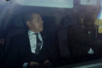 El juez Norberto Oyarbide, el 5 de mayo de 2010, cuando dejó los tribunales de Comodoro Py después de haberle tomado declaración a Mauricio Macri
