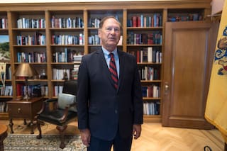 Alito dice que la Corte Suprema no puede frenar apelaciones de emergencia, critica retórica de Trump