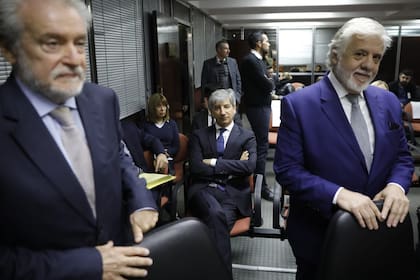El Juez, Walter Bento, flanqueado por sus abogados Federico Casal y Mariano Fragueiro