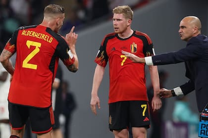 El jugador belga Kevin De Bruyne discute con su compañero Toby Alderweireld durante el partido entre Bélgica y Canadá