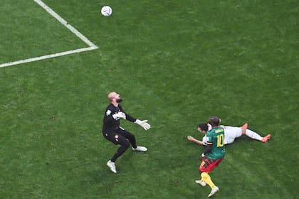 El jugador camerunés Vincent Aboubakar, convierte el segundo gol de Camerún ante Serbia