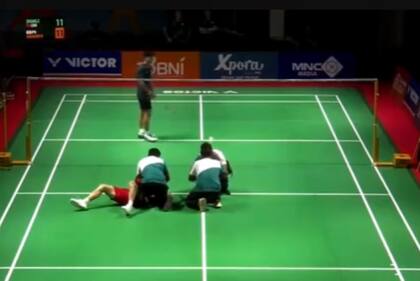 El jugador de bádminton de 17 años, Zhang Zhijie murió después de desplomarse en la cancha durante un partido de equipos mixtos, mientras jugaba su partido individual masculino contra 🇯🇵 Kazuma Kawano, en el Campeonato Asiático Juvenil en Yogyakarta, Indonesia.
