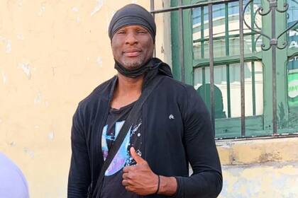 El jugador de básquet estadounidense hizo la fila en la ANSES para cobrar el IFE 5