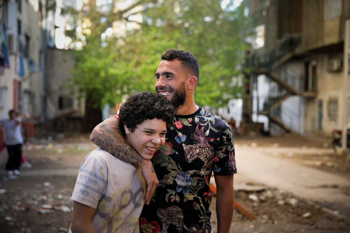 El jugador de Boca y el actor Balthazar Murillo, durante el rodaje de Apache: la vida de Carlos Tevez