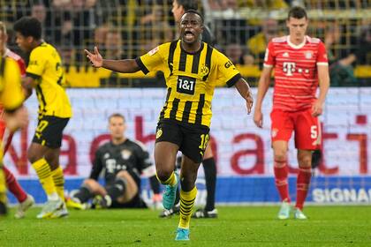El jugador de Borussia Dortmund Youssoufa Moukoko celebra tras anotar un gol en un partido de la Bundesliga contra Bayer Munich el 8 de octubre del 2022.  (AP Foto/Martin Meissner)