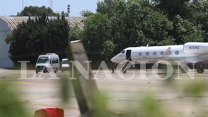 El jugador de fútbol americano arribó a Ezeiza para reencontrarse con la cantante este viernes al mediodía, horas antes de que se suspendiera el segundo show de Taylor Swift debido a la torrencial lluvia.