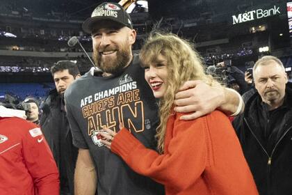 El jugador de futbol americano del Kansas City Chief, Travis Kelce, y su novia, la cantante Taylor Swift (AP Foto/Ed Zurga)