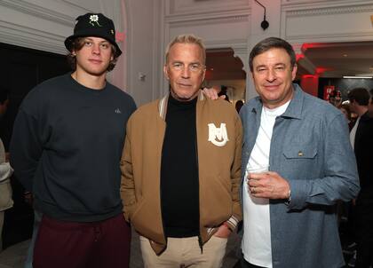 El jugador de fútbol americano Joe Burrow, Kevin Costner y el empresario Todd Graves