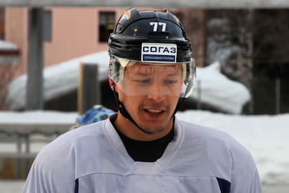 El jugador de hockey sobre hielo, Denís Kazionov sufrió un accidente con su vehículo en un estacionamiento de la capital rusa Foto: Instagram @kazik.10