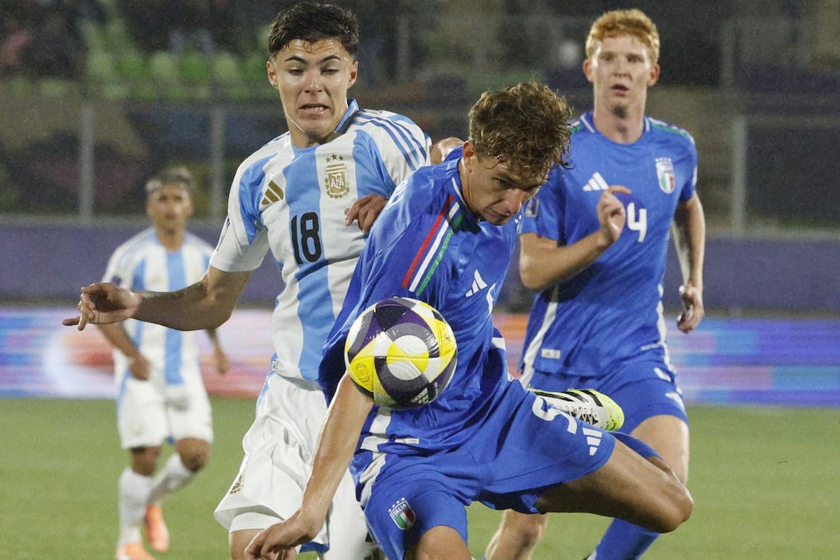 El jugador de Italia iAndrea Natali, derecha, disputa el balon con Tobias Andrada de Argentina durante un partido del grupo D del mundial sub 20 realizado en el estadio Elias Figueroa de Valparaiso, Chile.
04/10/2025
Martin Thomas/Photosport
Football, Argentina vs Italia.
U-20 World Cup Championship.
Italy’s player Andrea Natalii, right, vies for the ball against Tobias Andrada of Argentina during a Group D match of the U-20 World Cup at the Elias Figueroa stadium in Valparaiso, Chile.
04/10/2025
Martin Thomas/Photosport