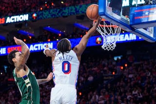 Embiid logra triple-doble sin LeBron y mantiene invictos a los 76ers al vencer 127-116 a Bucks