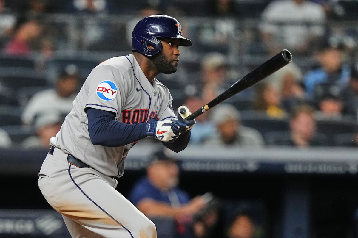 El jugador de los Astros de Houston, Yordan Álvarez (44), completa su swing tras conectar un triple