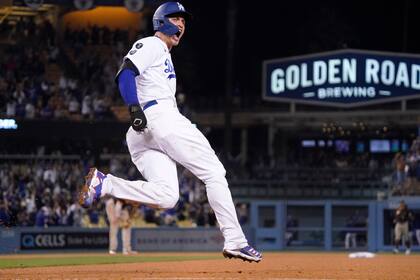 El jugador de los Dodgers de Los Ángeles Corey Seager celebra en primera base tras sacudir un jonrón de dos carreras en el octavo inning del juego de la MLB que enfrentó a su equipo con los Padres de San Diego, el 29 de septiembre de 2021, en Los Ángeles. (AP Foto/Mark J. Terrill)