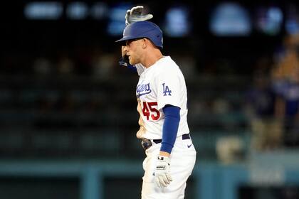 El jugador de los Dodgers de Los Ángeles Matt Beaty se golpea el casco tras remolcar dos carreras con un doble en el quinto inning del juego de la MLB que enfrentó a su equipo con los Piratas de Pittsburgh, el 17 de agosto de 2021, en Los Ángeles. (AP Foto/Marcio José Sánchez)