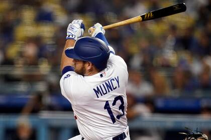 El jugador de los Dodgers de Los Ángeles Max Muncy tras pegar un doble en el primer inning de su juego de béisbol contra los Diamondbacks de Arizona, el martes 14 de septiembre de 2021 en Los Ángeles.  (AP Foto/Marcio Jose Sanchez)