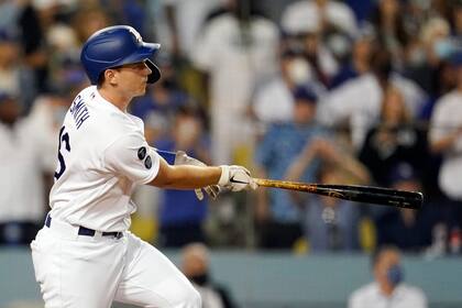 El jugador de los Dodgers de Los Ángeles Will Smith mira un sencillo de dos carreras en el octavo inning de su juego de béisbol contra los Rockies de Colorado, el sábado 28 de agosto de 2021 en Los Ángeles. (AP Foto/Marcio Jose Sanchez)