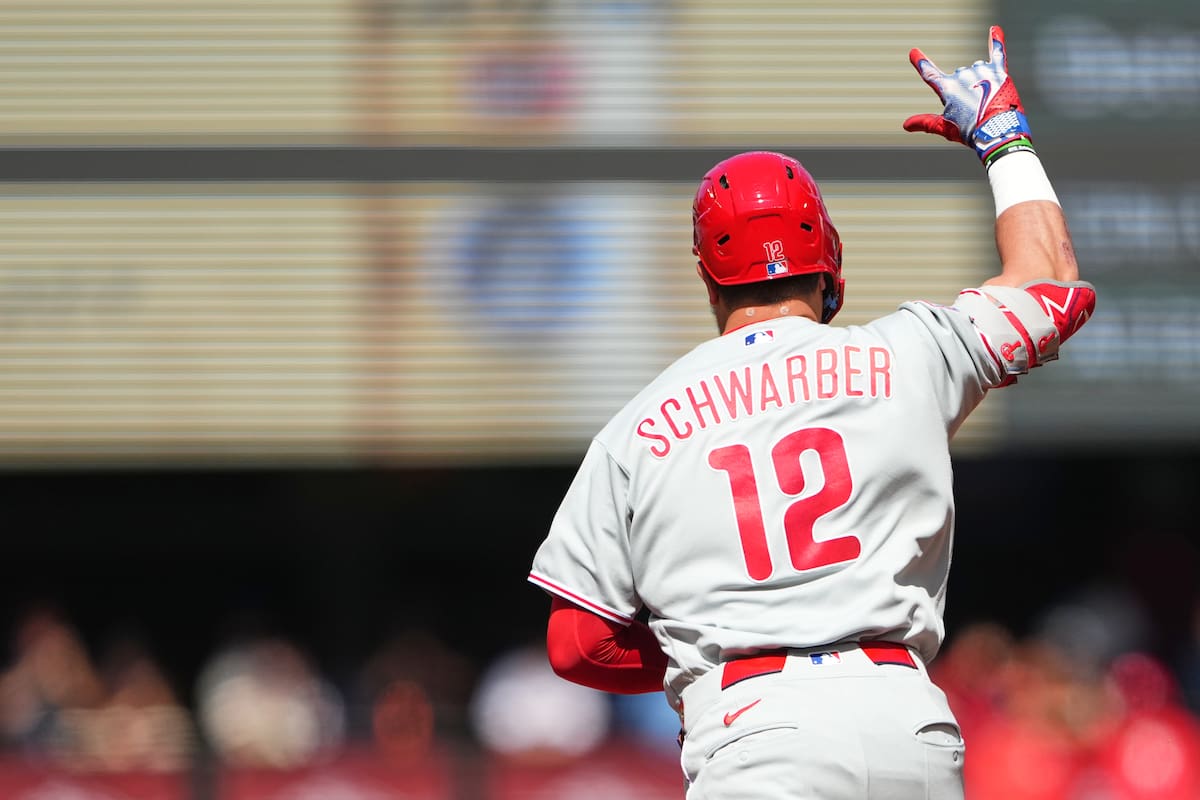El jugador de los Filis de Filadelfia, Kyle Schwarber, trota por las bases tras conectar un jonrón d